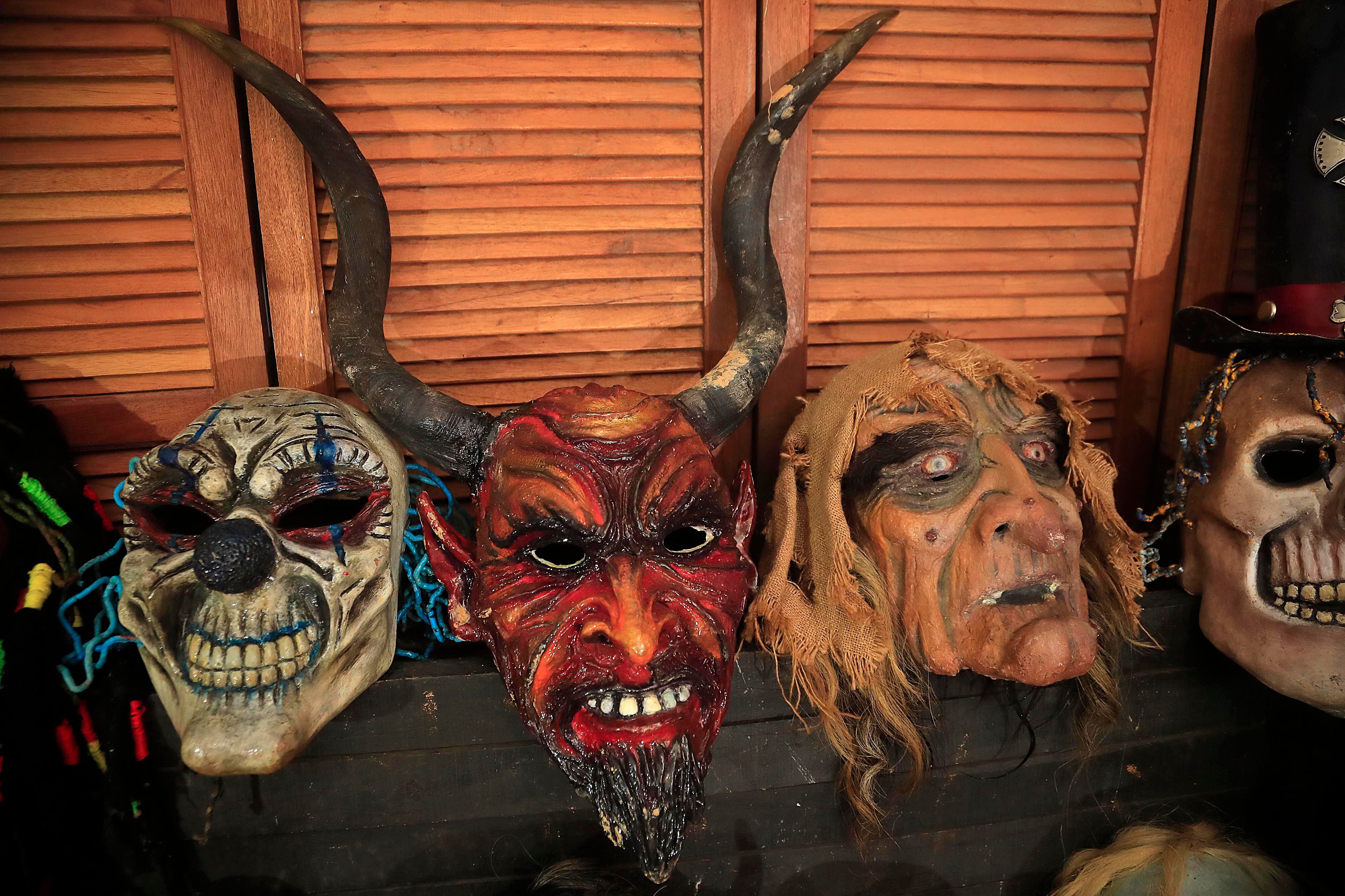 Los participantes portan la máscara sobre sus cabezas y decoran su cuerpo con vestimentas alusivas al personaje. El propósito es salir a asustar, bailar o simplemente desfilar.