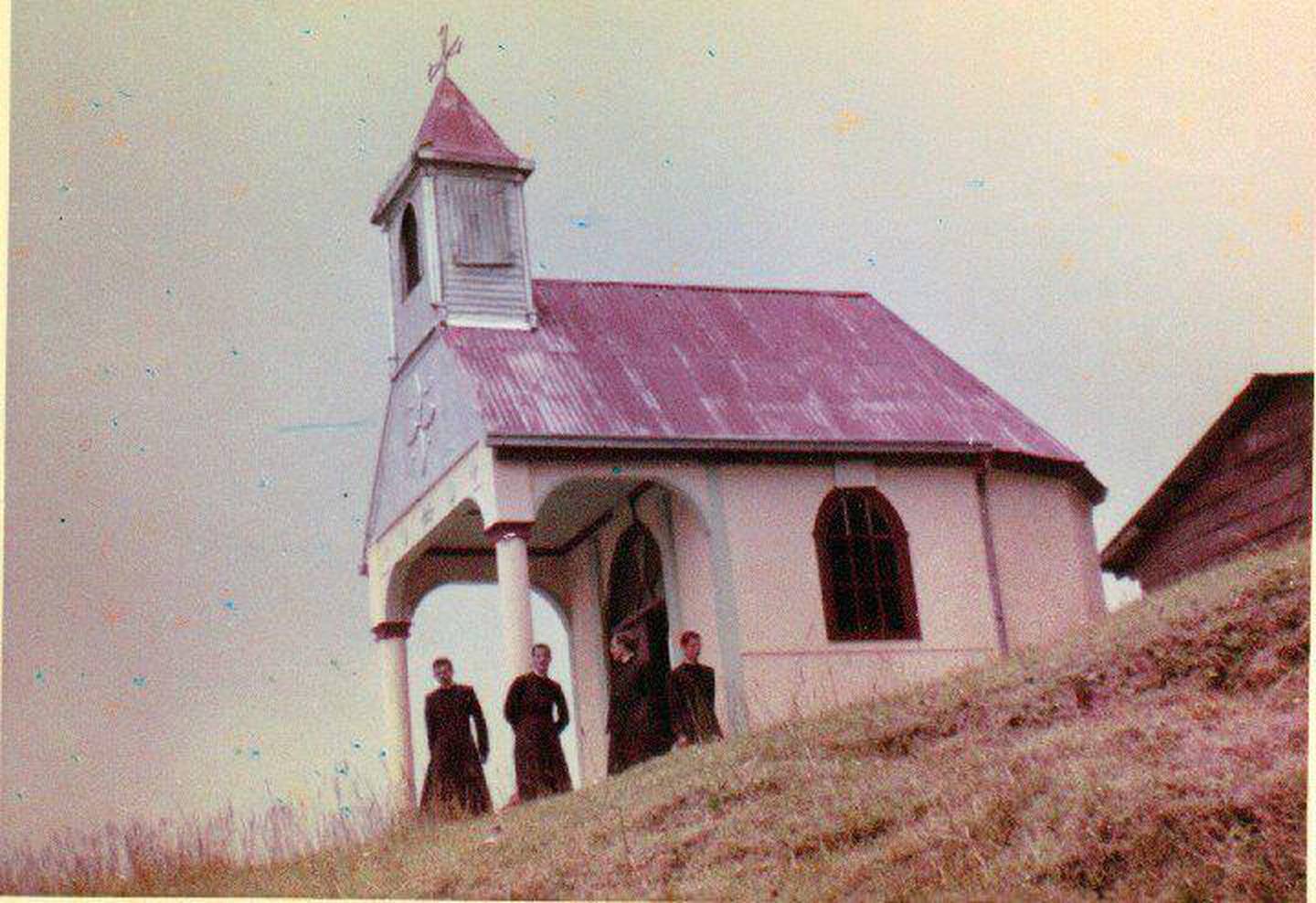 La antigua capilla del Monte de la Cruz fue construida en 1933 y demolida en la década de 1970. (Foto: Municipalidad de San Rafael de Heredia)
