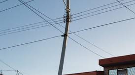 Colisión contra poste deja sin luz  a vecinos de Tibás