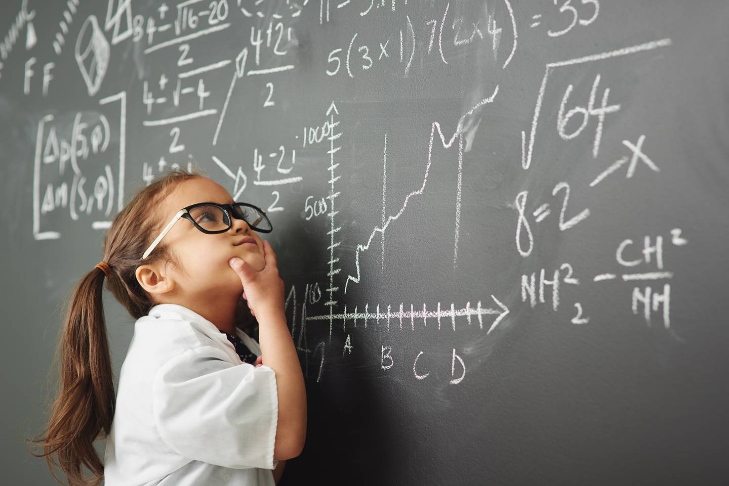 Niños muy inteligentes, superdotados, inteligencia, estudios, mente brillante, fotografía fines ilustrativos Shutterstock