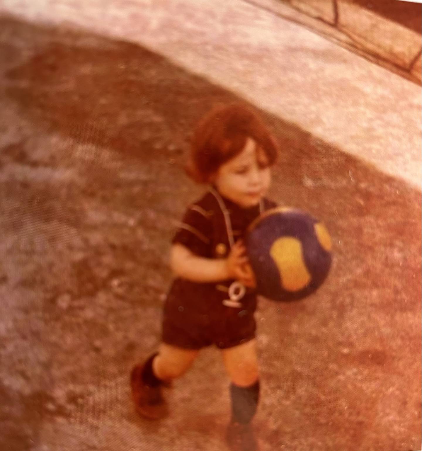 Santiago Acosta creció en Perú, México y Argentina. Aunque dice ser aficionado al River Plate, su primera fotografía con una bola es con un balón del Boca Juniors.