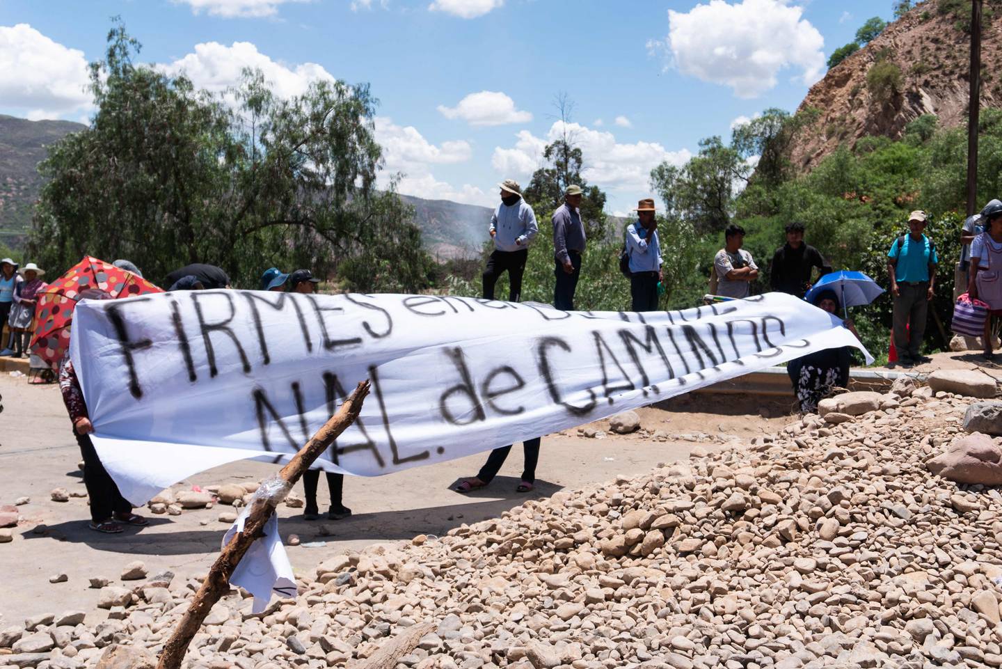 Los cocaleros partidarios del expresidente boliviano Evo Morales bloquean una carretera que va de La Paz a Cochabamba para exigir la renuncia de los jueces que descalificaron la candidatura de Morales para las elecciones presidenciales del próximo año en Bolivia.