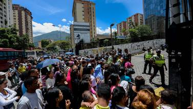 Nicolás Maduro llama a los militares para combatir la 'guerra económica'