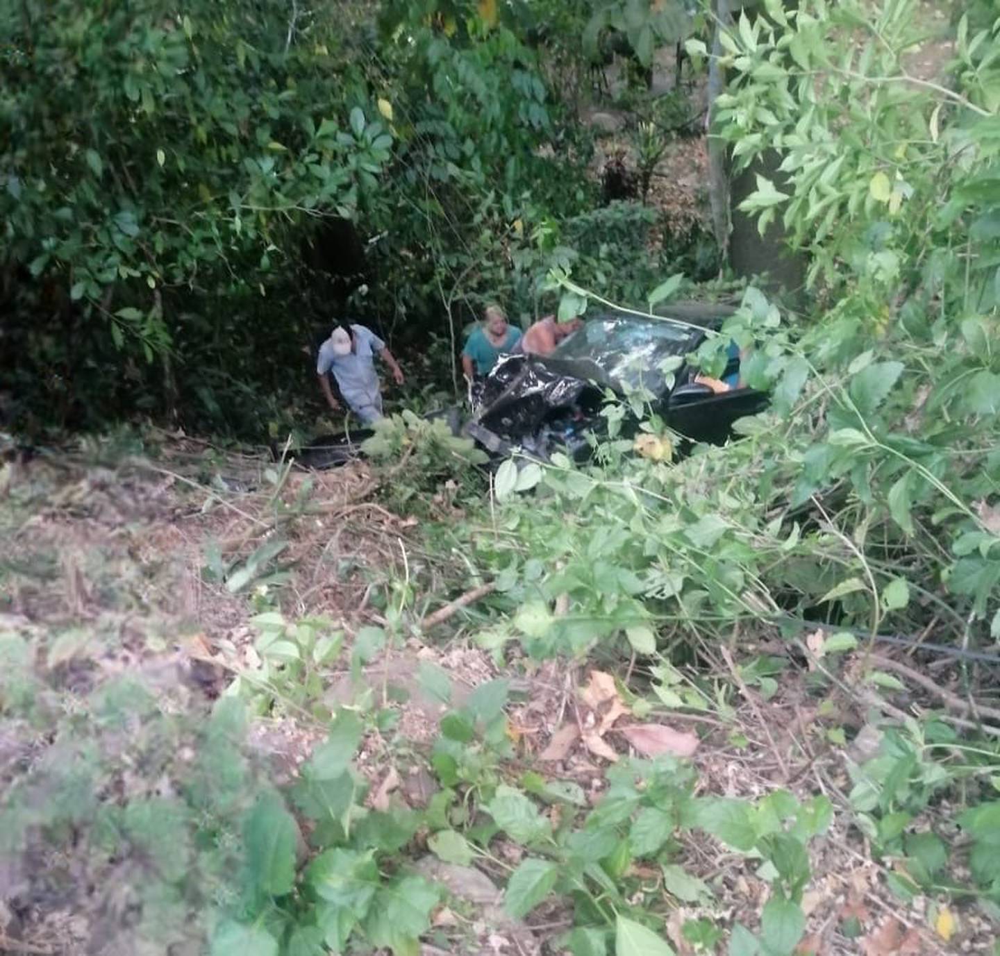 Los vecinos de la zona alertaron sobre la caída del vehículo a un guindo, donde las autoridades encontraron a la mujer fallecida.