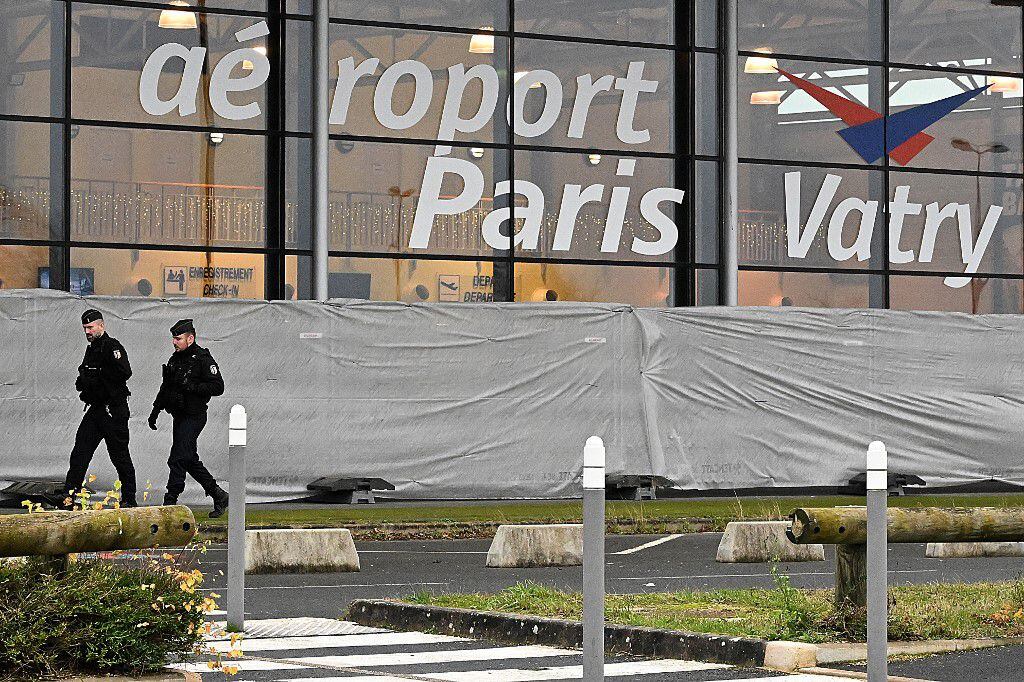 El Airbus A340 ha estado retenido en el aeropuerto de Vatry, a 150 kilómetros (95 millas) al este de París, desde que llegó de Dubái tras un aviso anónimo de que transportaba posibles víctimas de trata de personas. Foto: AFP