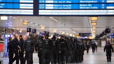 Hombre con hacha hiere a siete personas en estación de tren en Düsseldorf, Alemania