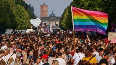Serbia cancela evento LGBTIQ+ Europride y organizadores desafían la decisión  