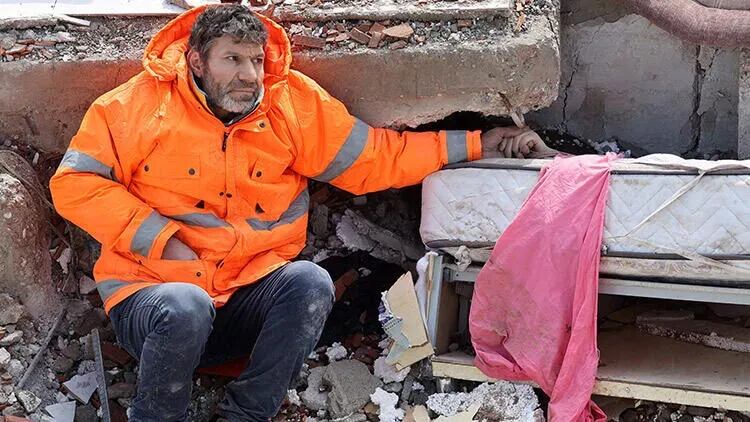 Mesut Hancer, perdió a buena parte de su familia tras el terrible terremoto del pasado 6 de febrero en Turquía. Esta imagen le dio la vuelta al mundo. FOTO: