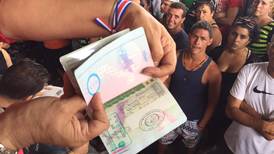 Cubanos reciben visa en Paso Canoas y empiezan a cruzar Costa Rica
