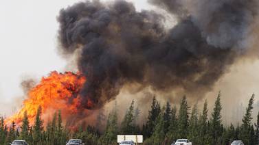 Devastador incendio sigue avanzando en región canadiense de Fort McMurray