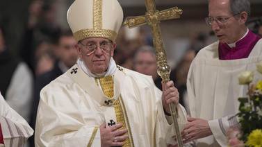 El papa advierte contra 'salvadores' de un mundo en crisis