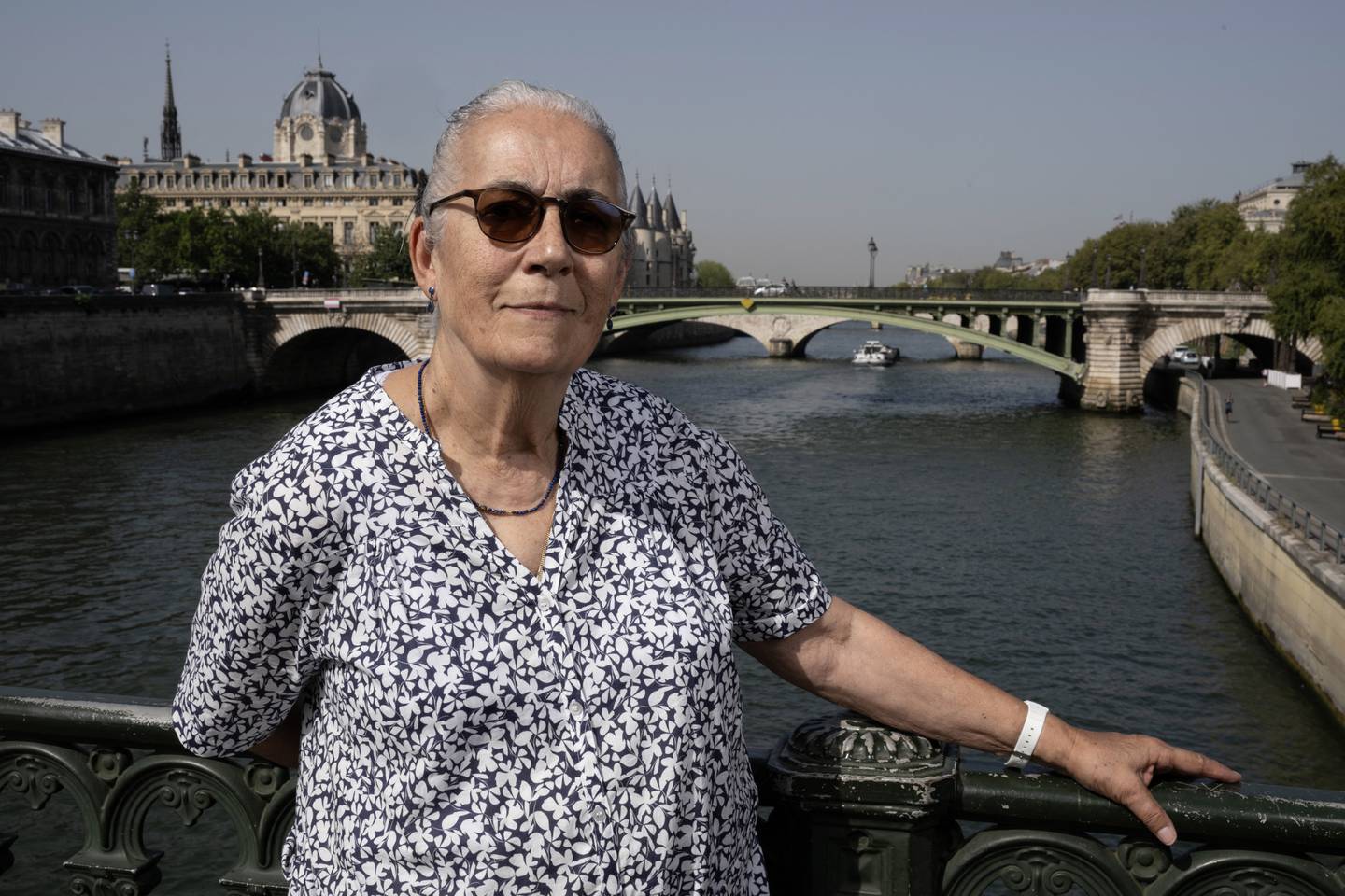María Eugenia Mignot-Verscheure, exiliada chilena de setenta y cinco años, que abandonó su país hace 50 años durante la dictadura de Pinochet y fue recibida en Francia, posa en un puente sobre el río Sena