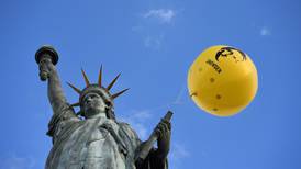 Un globo gigante en el cielo de París para pedir que Obama indulte a Snowden