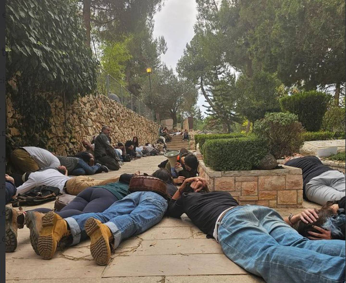Visitantes en el Monte Herzl, en Jerusalén, Israel, se tiraron al suelo después de escuchar disparos, el sábado 7 de octubre del 2023, cuando Hamás atacó por sorpresa.