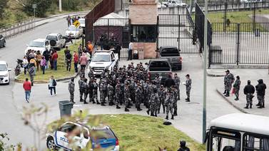Presos de seis cárceles de Ecuador liberan a los 57 guardias y policías que estaban retenidos