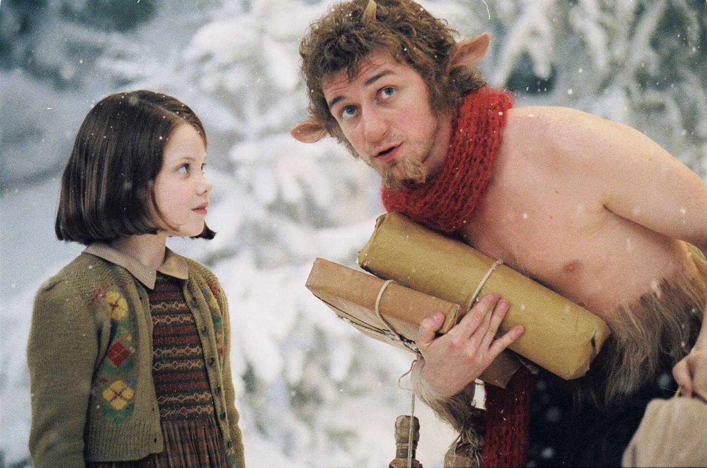 Una de las amistades más queridas por los fanáticos de 'Las crónicas de Narnia' es la del fauno Tumnus con Lucy. En la foto, Georgie Henley y James McAvoy.