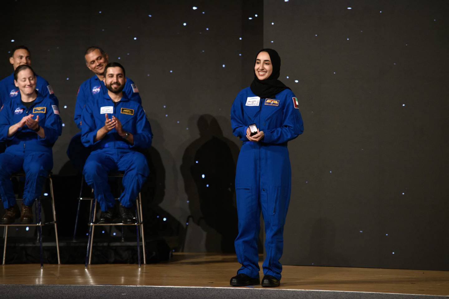 Debido a su fe musulmana, AlMatrooshi lleva un hijab, y la NASA diseñó una solución especial para cubrir su cabello dentro del traje espacial, cosiendo un hijab improvisado para mantener su cabello cubierto durante la preparación y el uso del equipo espacial.