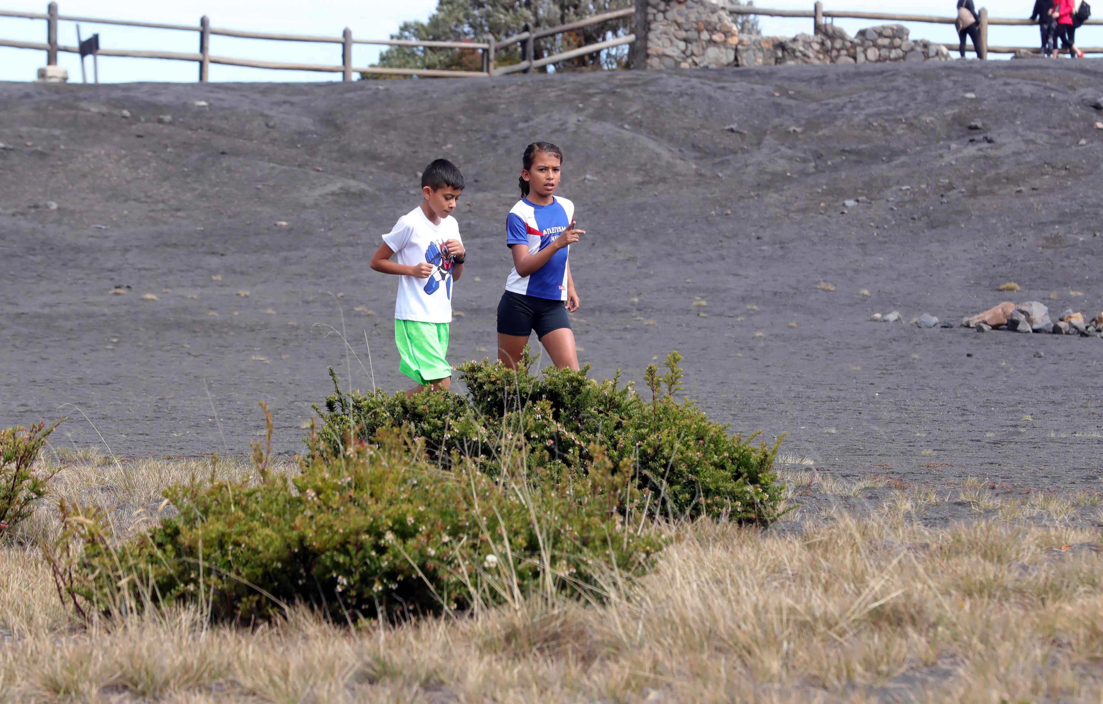Yara Fiorella Moya y Michael Vargas, entrenaron en el Volcán Irazú. Ambos son atletas de la entrenadora Dixiana Mena. 