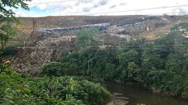 Minae investiga colapso de pared de relleno sanitario junto al río Virilla