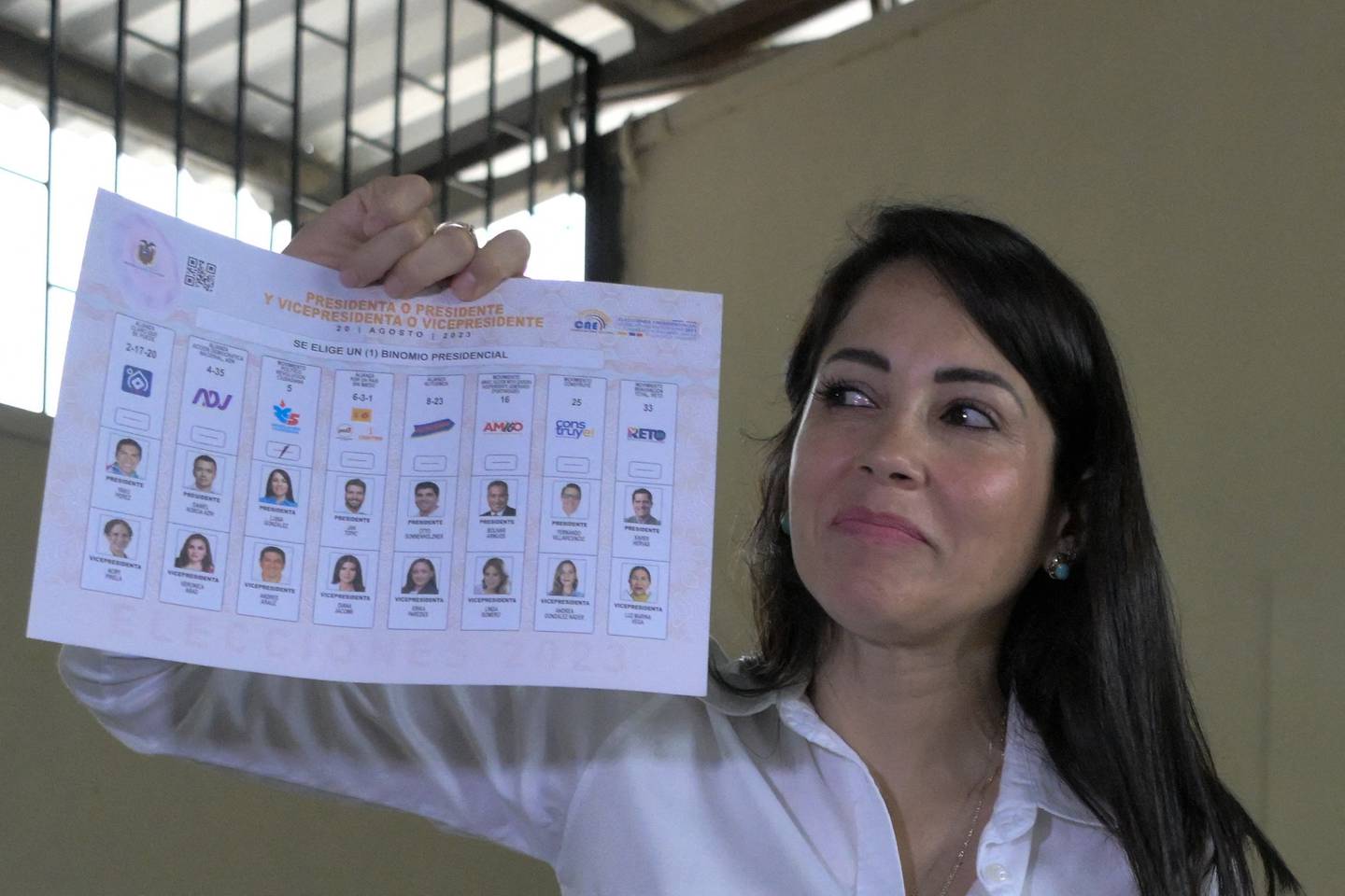 La candidata presidencial de Ecuador por el partido Revolución Ciudadana, Luisa González, muestra una papeleta mientras vota en un colegio electoral en Canuto, provincia de Manabí,