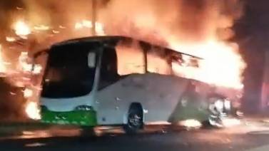 2 buses se incendian en menos de una hora, en Puntarenas y San José