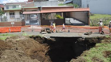 Vecinos de Alajuela temen  daños debido a gran hoyo 