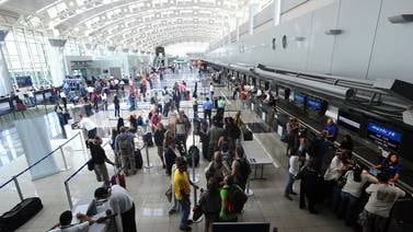 Falla de Internet provocó largas filas en aeropuertos y pasos fronterizos este domingo

