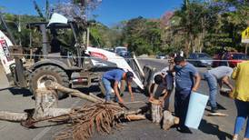Vecinos bloquearon vía entre Jacó y Herradura por falta de recolección de basura