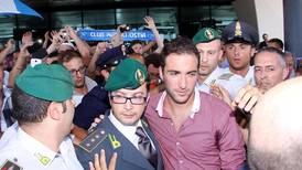 Se hizo oficial el traspaso del argentino Gonzalo Higuaín al Nápoles