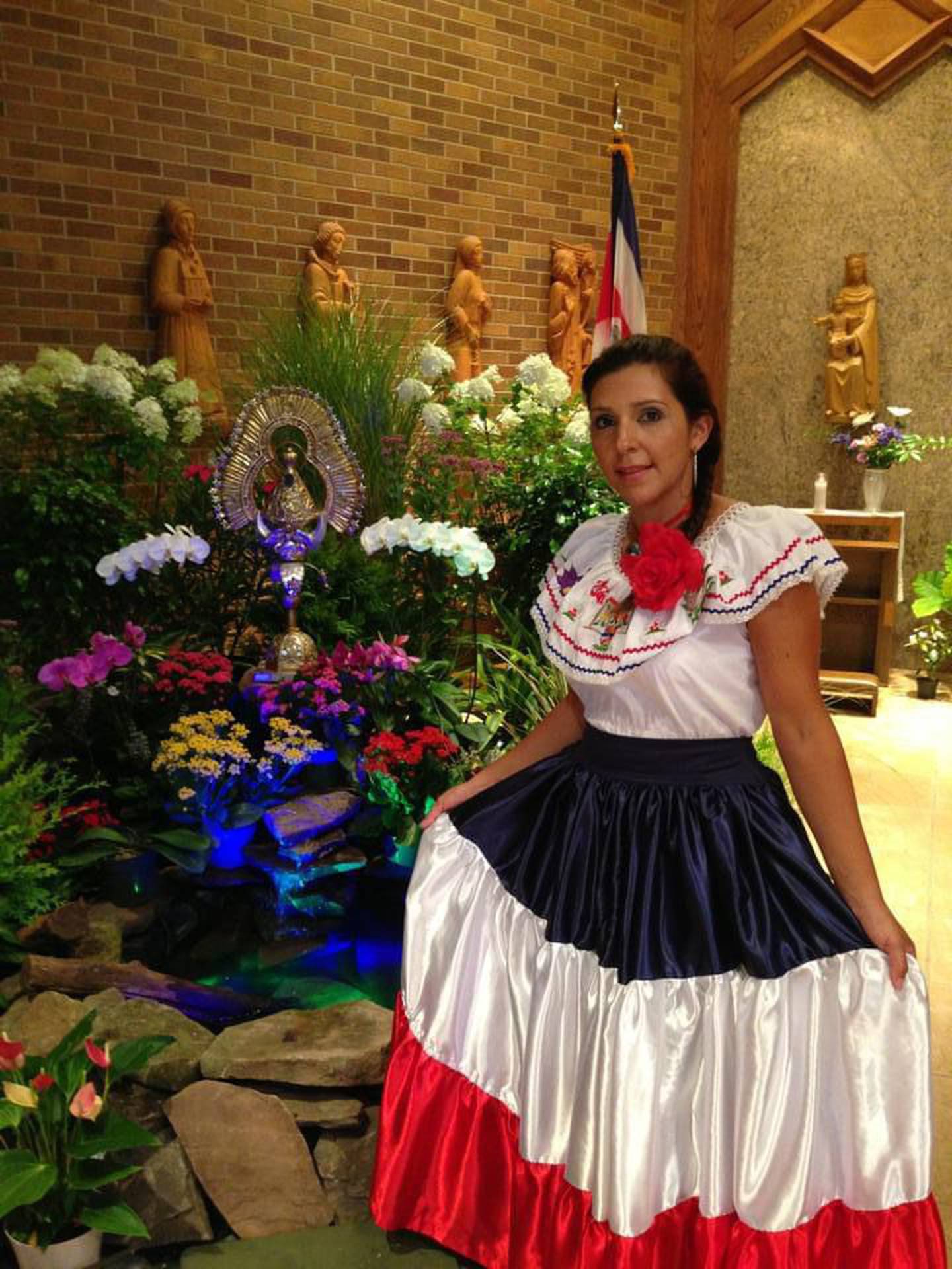 Kattia Acuña con su traje típico de Costa Rica durante el festejo de la celebración del día de la Virgen de los Ángeles, en la iglesia María Inmaculada, en Somerville, Nueva Jersey.