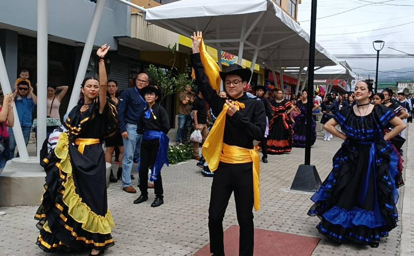 Como parte de los festejos, los asistentes disfrutaron de un desfile de bandas, conciertos y bailes.  Foto: Keyna Calderon.