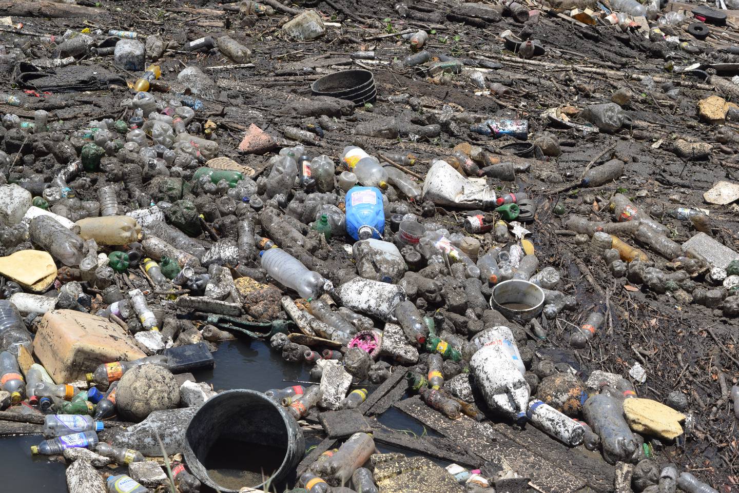 Los residuos recolectados por la barda en el río Virilla son transformados en arena sintética para construcción. Foto: PNUD