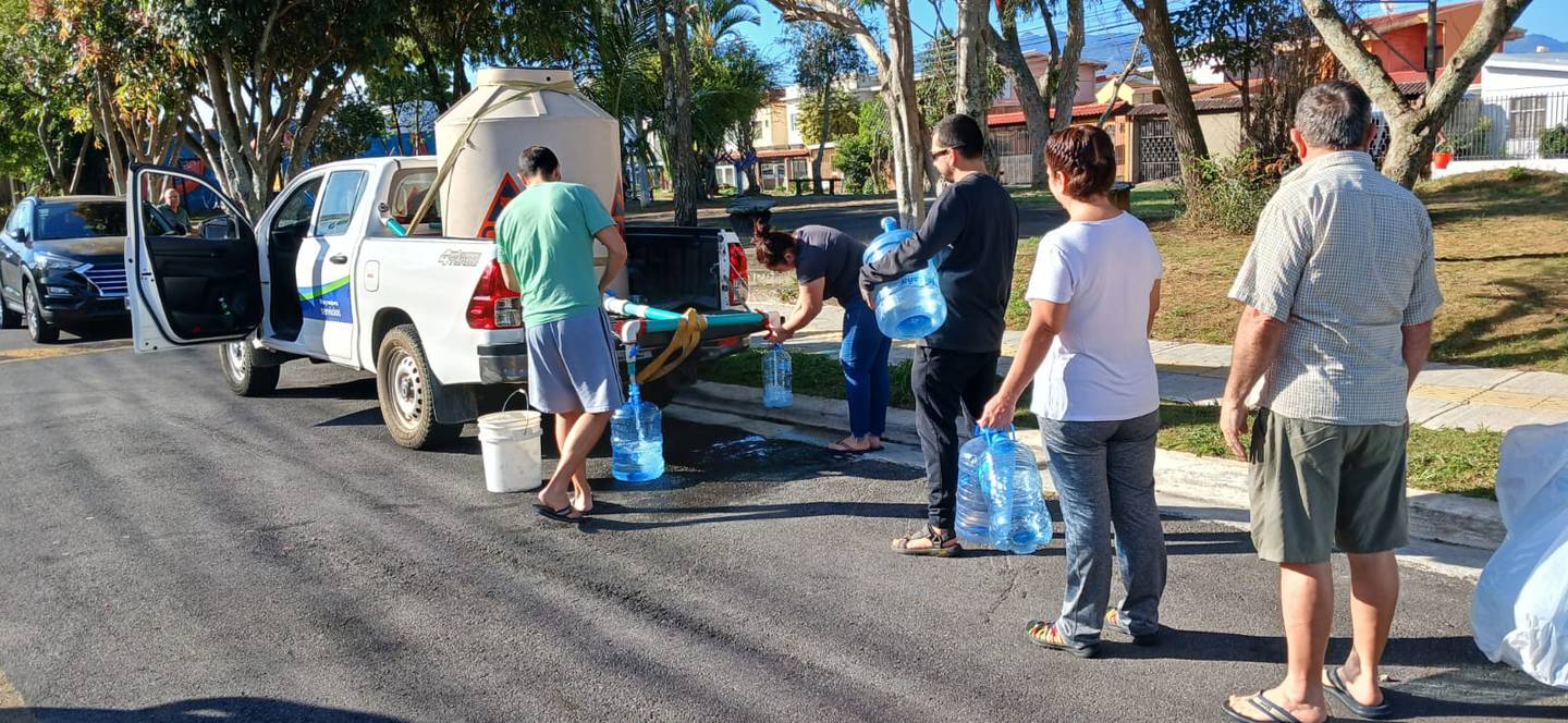 Los 107 vecinos de Tibás, Moravia y Goicoechea que están sin agua desde el pasado miércoles, siguen este lunes 29 de enero sin poder tomar agua del tubo, según confirma Acueductos y Alcantarillados (AyA).