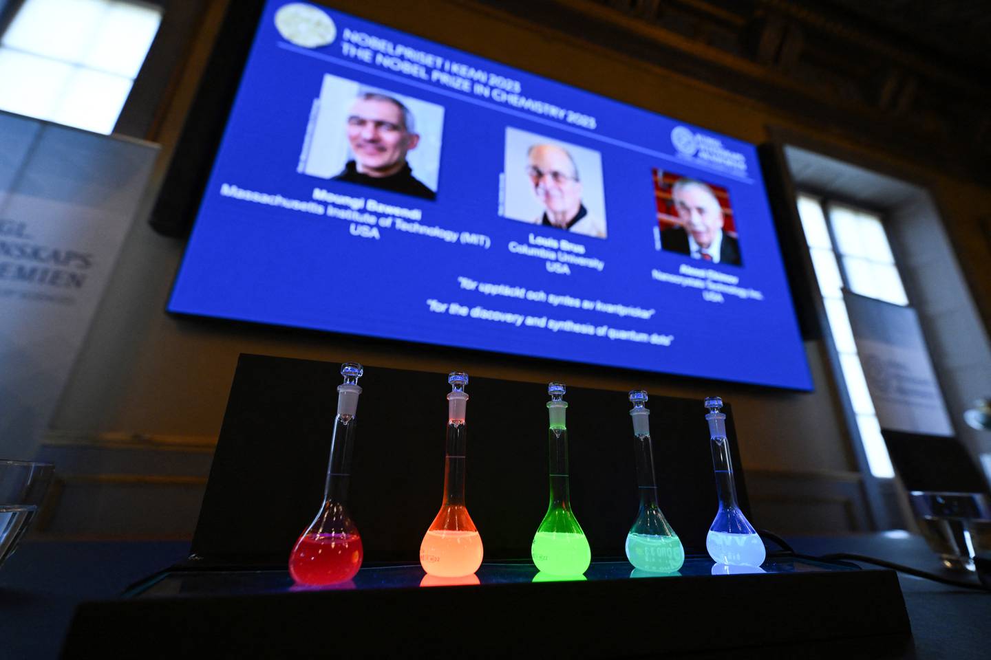 Los matraces de laboratorio se utilizan para explicar durante el anuncio de los ganadores del Premio Nobel de Química 2023 en la Real Academia Sueca de Ciencias en Estocolmo