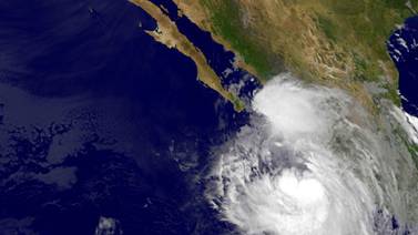 Tormenta Newton se fortalece en la costa de México