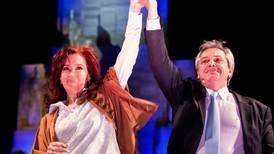 Candidato del kirchnerismo se impone al presidente Mauricio Macri en las primarias de Argentina
