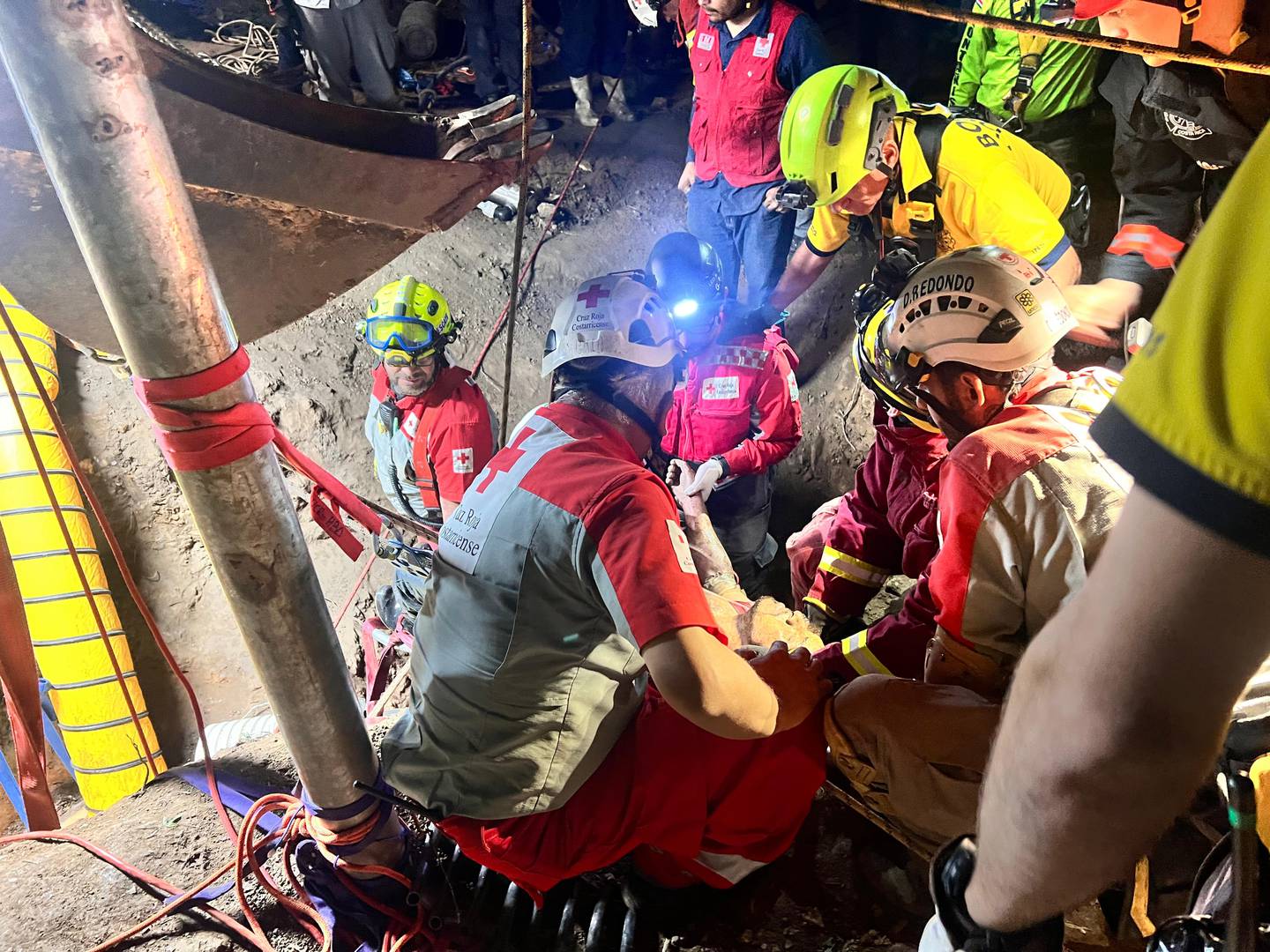 Un equipo multidisciplinario de 80 personas entre ellos, socorristas, cuadrillas municipales, ingenieros, una psicóloga y el alcade de Mora estuvieron en el rescate. Foto: Cortesía Cruz Roja.