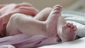 Mujer que parió bebé en sanitario enfrenta proceso por abandono de incapaz