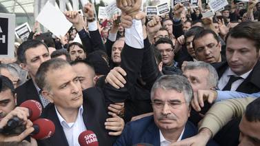  Policía de Turquía carga contra partidarios de dirigente opositor