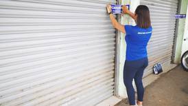 Salud clausura supermercado y almacén en Upala por vender licor adulterado con metanol