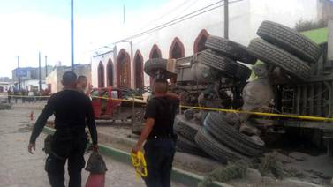 Chofer pierde control de vehículo y deja al menos 16 peregrinos muertos en México