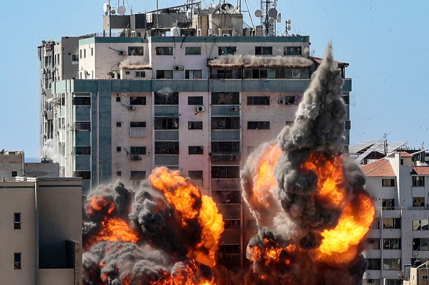 El 15 de mayo de 2021, el ejército israelí bombardeo el edificio de Al Jazeera y AP en la Franja de Gaza. Foto: Mahmud Hams/AFP