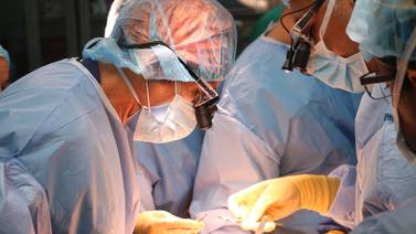 Cirujanos quitan hernia gigante a hombre de 62 años en hospital de Liberia