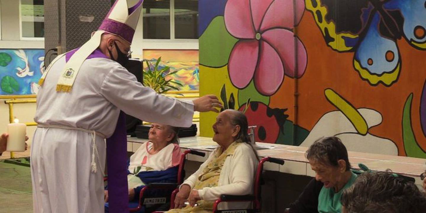 El obispo de Ciudad Quesada, monseñor José Manuel Garita, ungió a los adultos mayores del Hogar de Ancianos San Vicente de Paul en Ciudad Quesada.