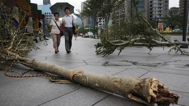 Tifón Dujuan deja al menos dos muertos y 324 heridos en Taiwán