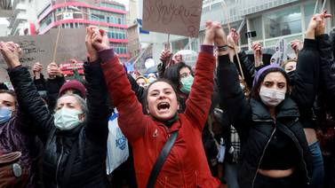 Turquía desata la ira al retirarse de un tratado internacional que protege a las mujeres