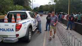 Agricultores bloquean puente sobre represa de Cachí y obligan a paralizar obras