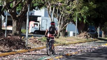 ¿Qué debe tener en cuenta un ciclista al escoger su vestimenta y casco para pedalear seguro?