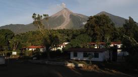 Volcán de Fuego en Guatemala inicia erupción lanzando ceniza y lava