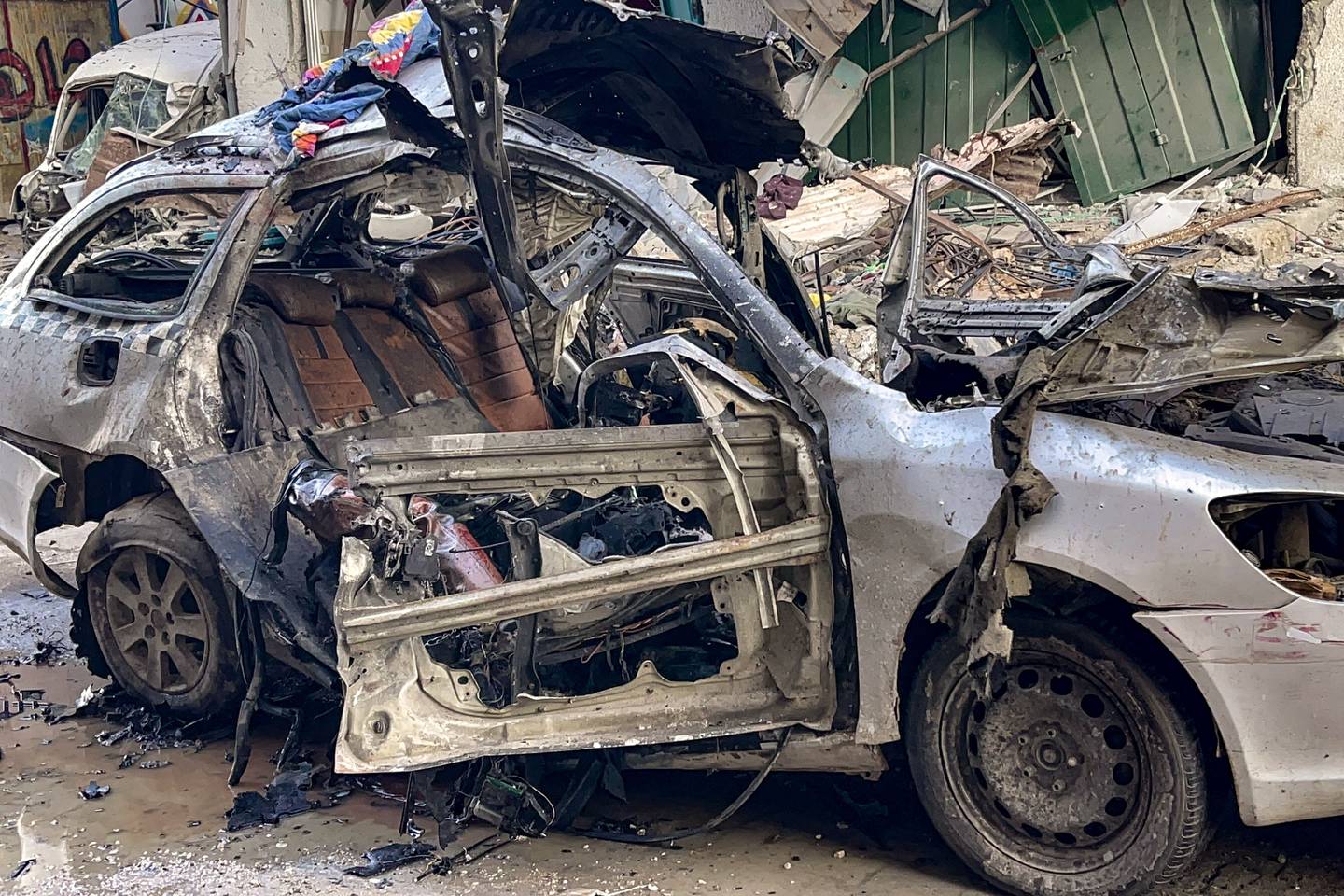 El automóvil en el que, según se informa, tres hijos del líder de Hamás, Ismail Haniyeh, murieron en un ataque aéreo israelí aparece en la foto en el campamento de al-Shati, al oeste de la ciudad de Gaza.